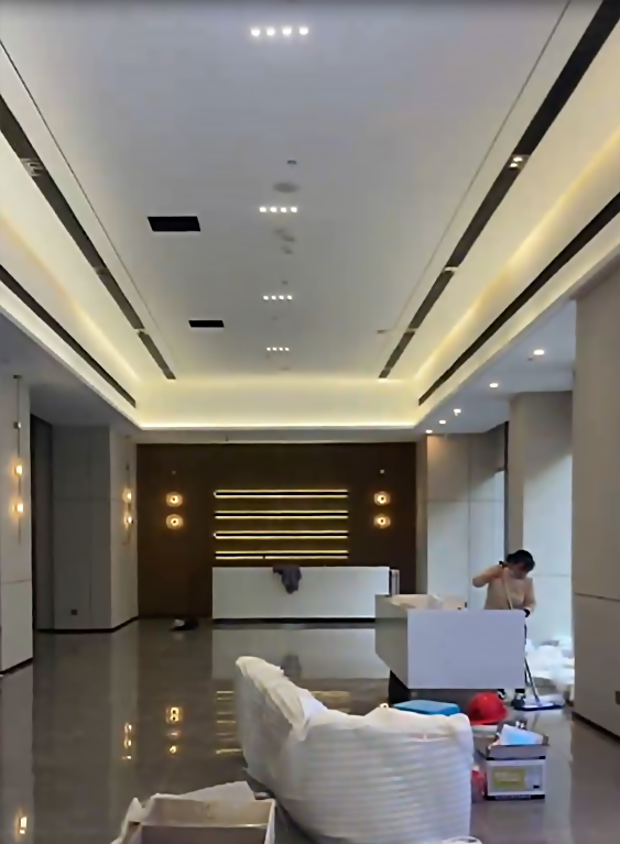 中港置业办公楼装修收尾打扫卫生中